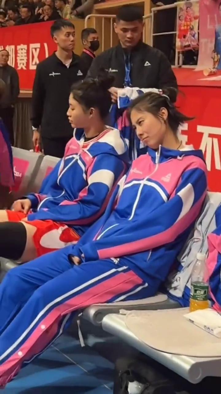 意想不到的另一面。
你说我是搞笑女是什么意思？飒爽英姿。王思雨偷袭贾赛琪。