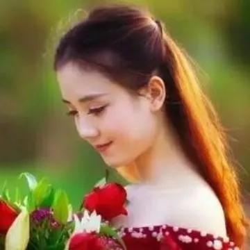 在阳光明媚的午后，手持一束红玫瑰，感受爱的温暖。梦幻红玫瑰花束 红玫瑰花儿美 温