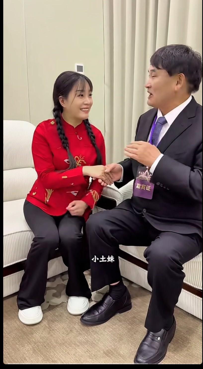 吓我一跳，以为老朱趁国庆节又换对象了呢？！这些年，在台上，练得胆子越来越放的开了