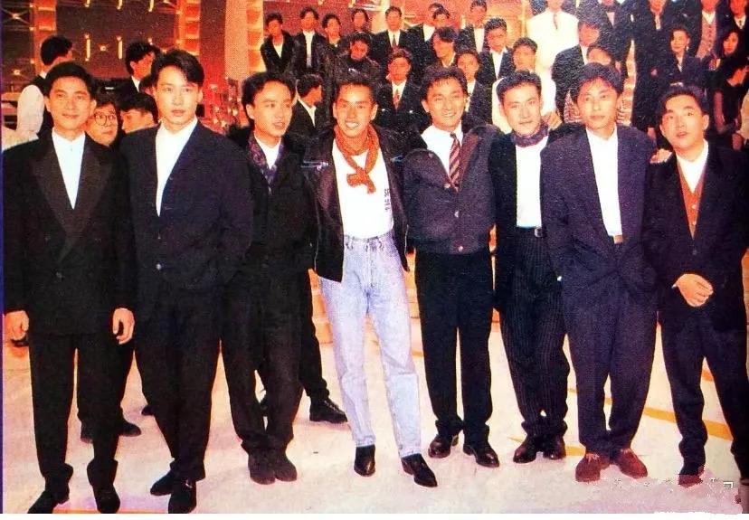 1991年香港TVB台庆时的照片，站在前排的个个都是当时家喻户晓的大明星。

从