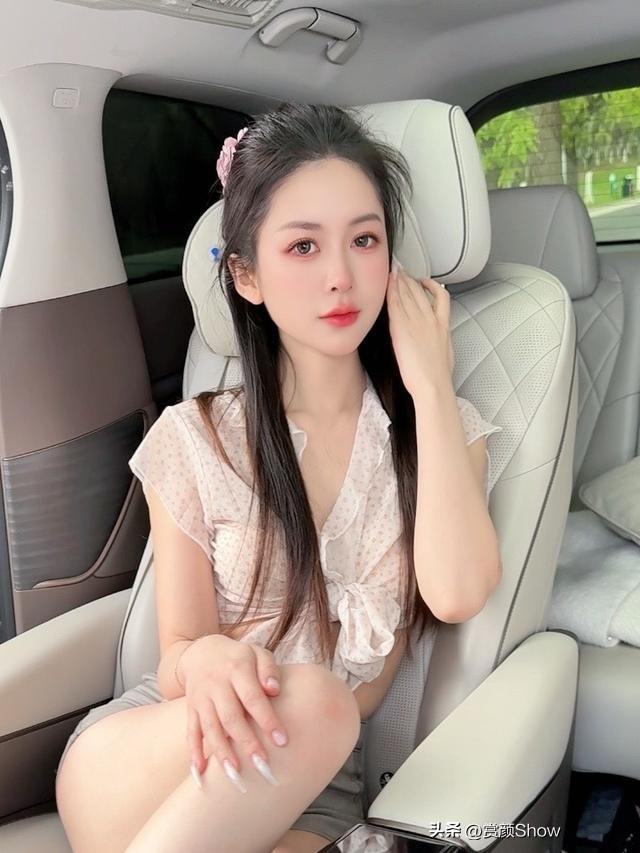 车内自拍，甜美少女风，粉色发夹，温柔妆容，车窗外绿意盎然。日常分享 漂亮小姐姐