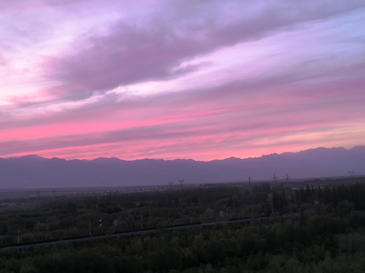 经常有人问，跑步每个月到底跑多少公里才合适？
其实没有统一标准，不用盲目跟风堆跑