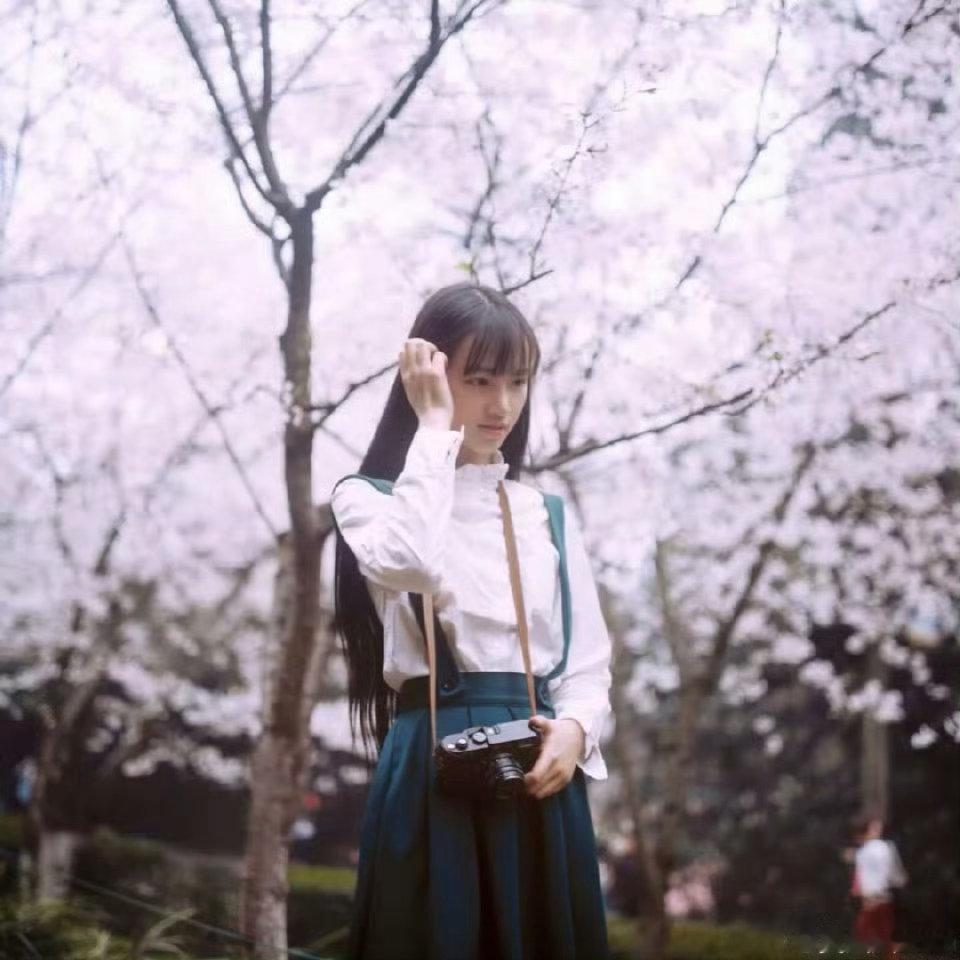 黄灿灿梦回武大校花时间过得好快！突然就理解了什么叫“岁月不败美人”，姐怎么一点没