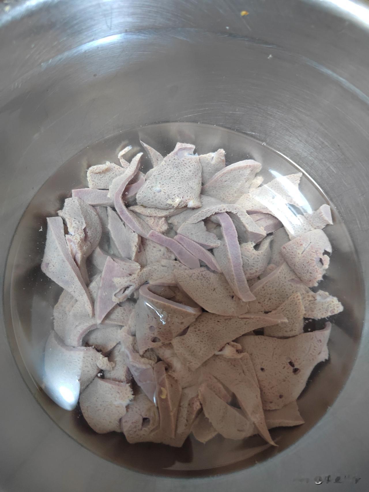 第一次做南京的皮肚面，也不知道算不算合格，一大早去买猪肝，没想到巨便宜，两块六的