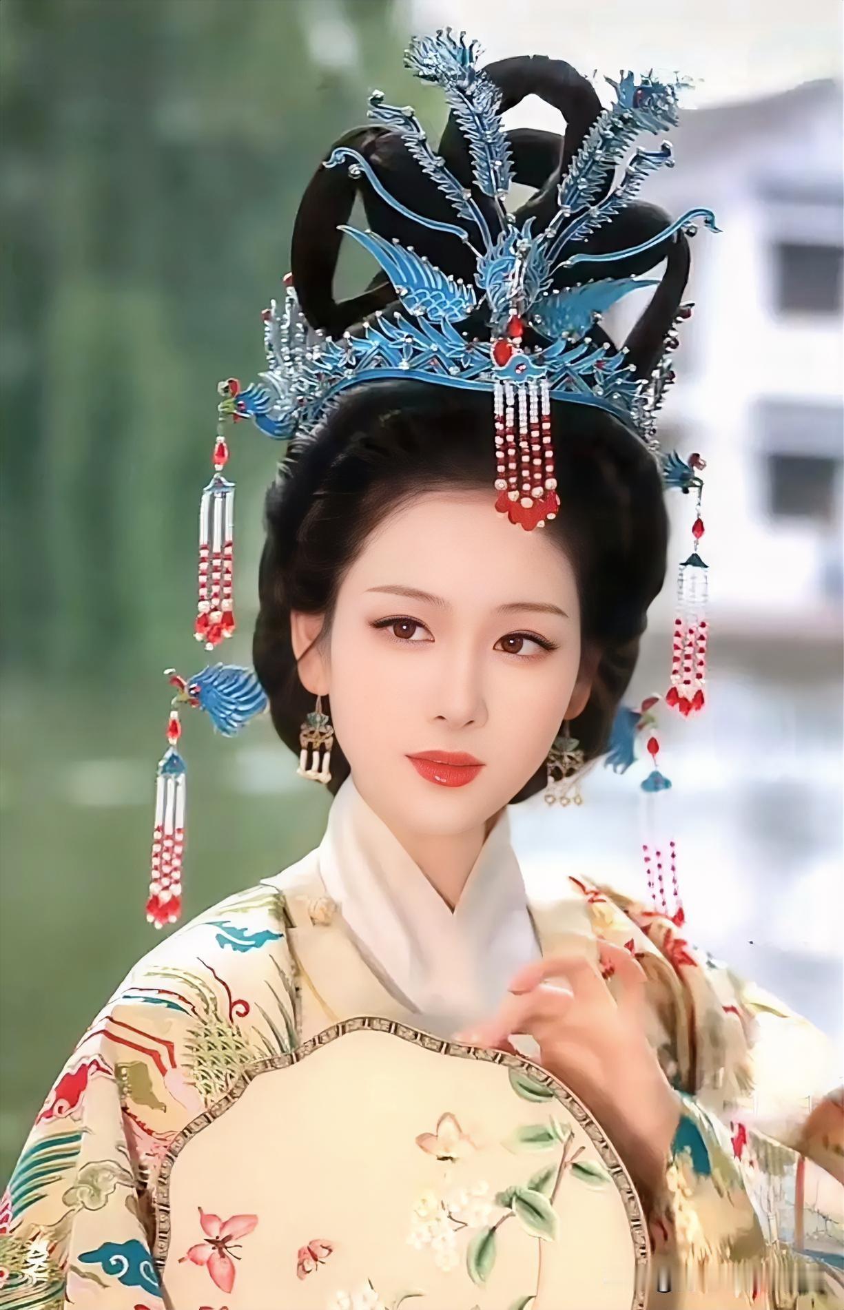 上联：醉里春归花不语
下联:有请雅士[玫瑰][玫瑰][玫瑰]