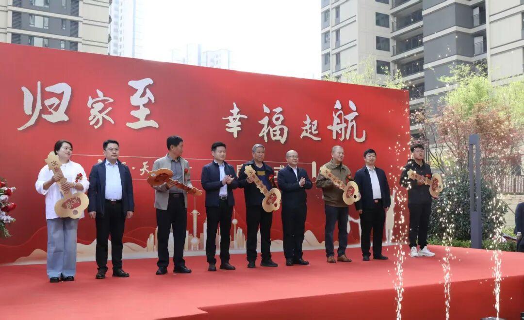 近日，青岛市市北区河西街道河西村安置区项目河西天澜府正式回迁交房，810余户居民