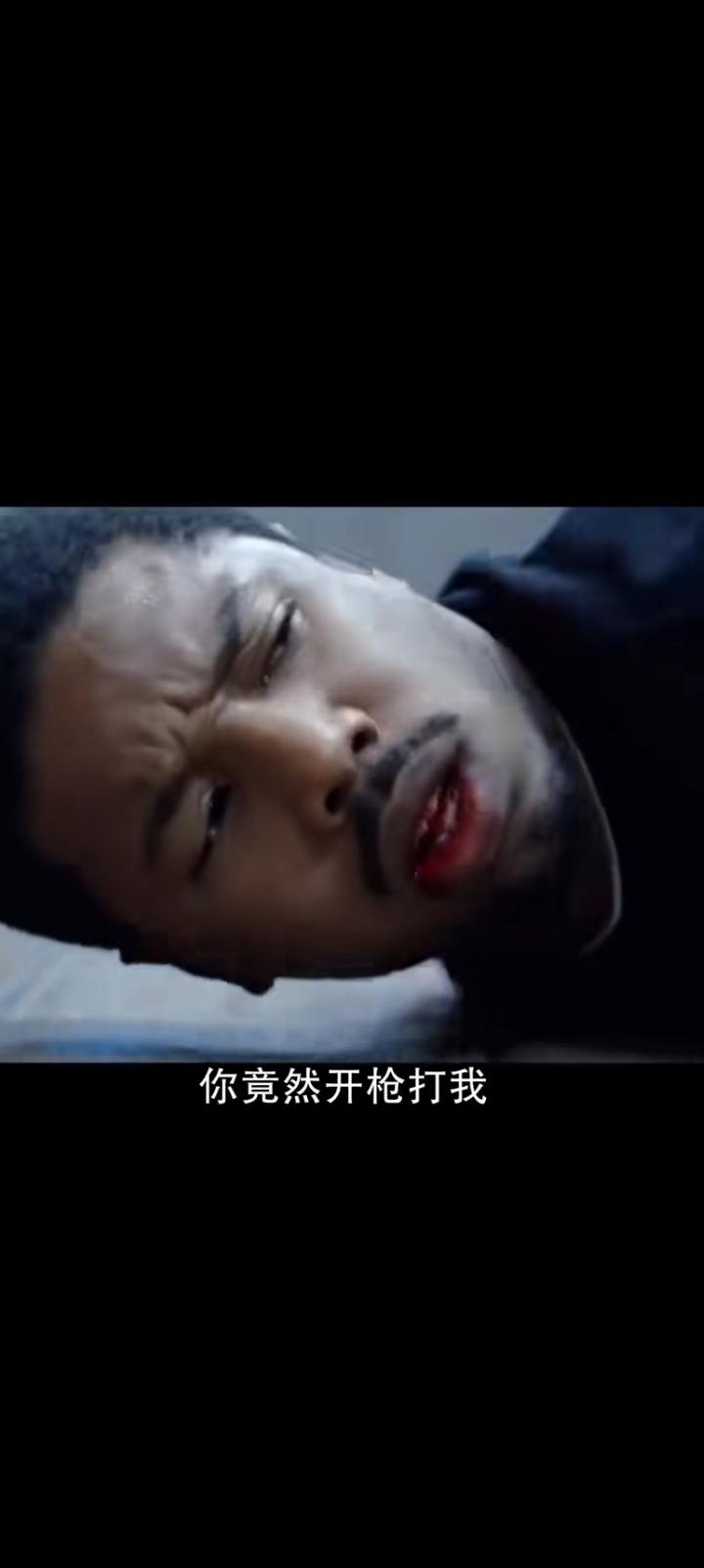 黑人只是在车厢里跳了个舞，美国警察竟然将他摁倒开枪打穿了腰子。
临死之前他挣扎着