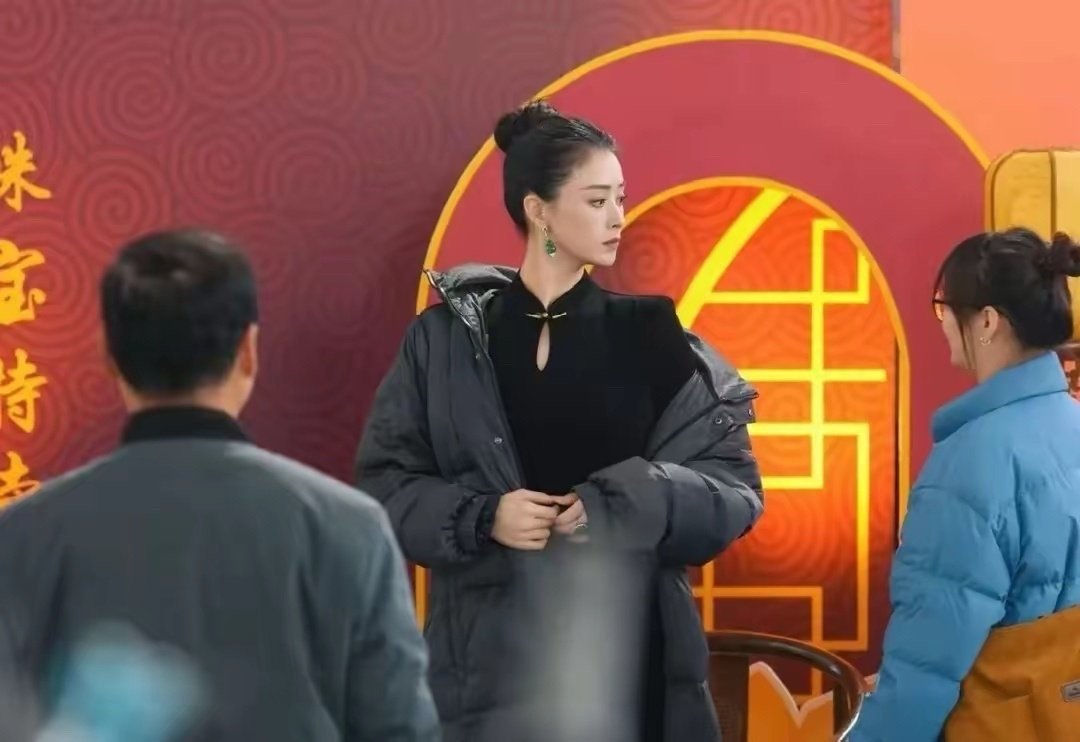 41岁蒋欣穿黑色旗袍出席活动，瘦下来的她超亮眼，新戏路透超美  