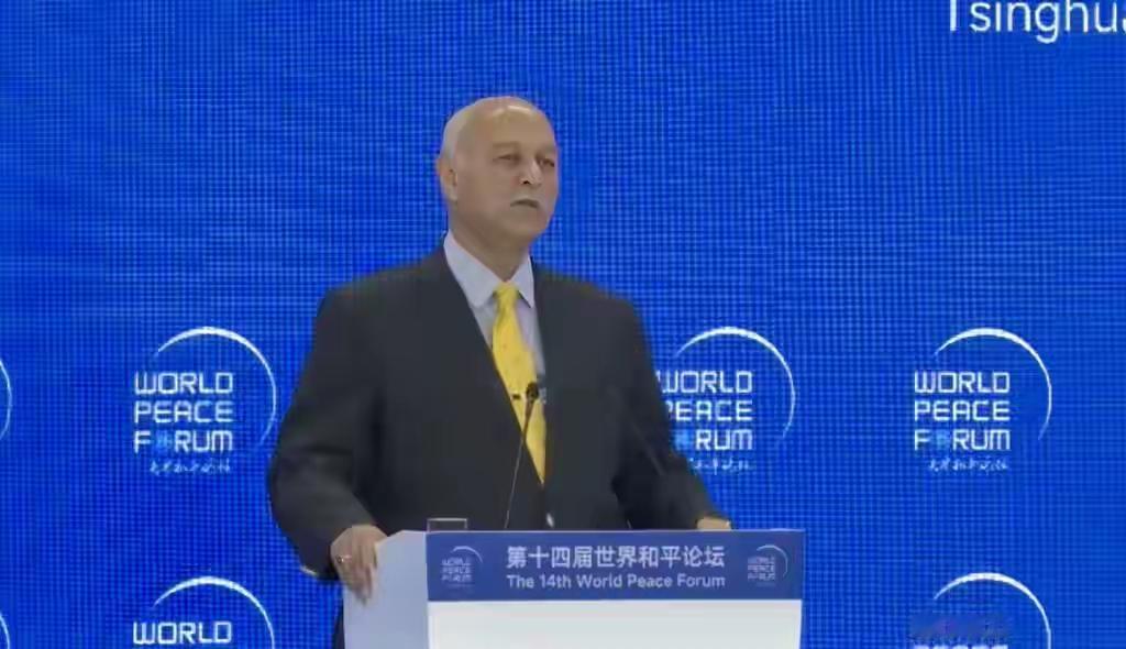 “世上无难事，只要肯登攀”，毛主席的一句励志诗，被外国友人牢记。

这是巴基斯坦