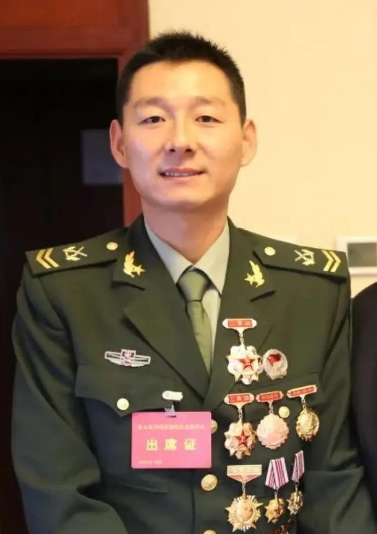 陆磊，男，汉族，1983年7月出生，河南永城人
陆磊于2001年12月入伍，20