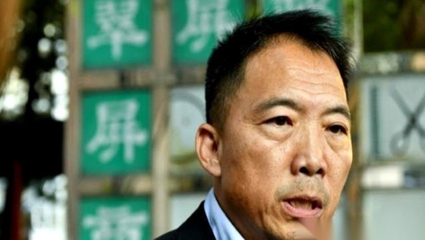 前乱港头目胡志伟在香港坐满53个月大牢。出狱大门一开，他头也不回直奔机场，兜里揣