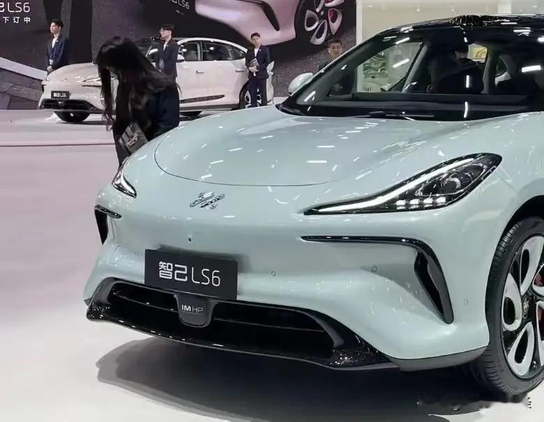 家人们谁懂啊！这智己LS6简直就是一台‘移动快乐屋’！车头那猎鹰眼LED大灯，晚