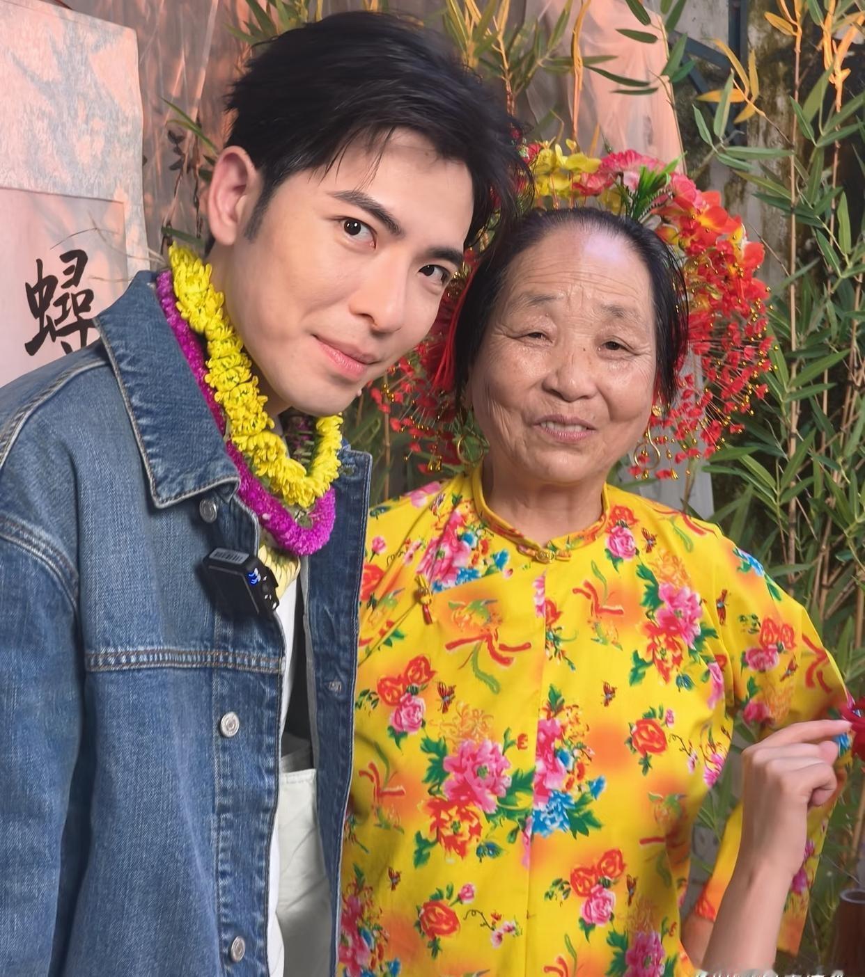 萧敬腾和老婆回泉州老家体验簪花，牛仔穿搭配鲜亮花环，和蟳埔阿姨合影好接地气 ​​