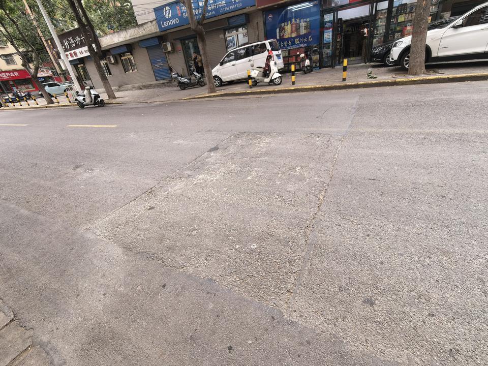 三门峡这条路年久失修，也该列入重新铺设的范围了
市区文化路坑坑洼洼，很多地方都是