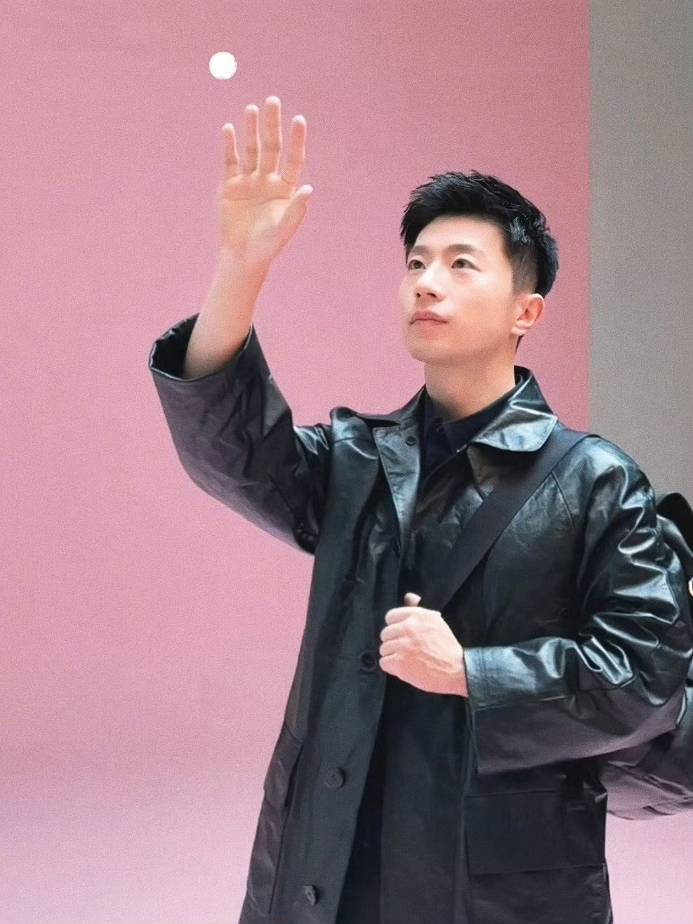 马龙从容街拍帅帅帅能不能多发点会动的马龙给我看看，能不能小小透露一下马龙明天穿什