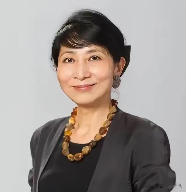 她当选香港立法会议员，上任后便公然挑衅国家底线，甚至在议会中刻意拒绝使用中文发言
