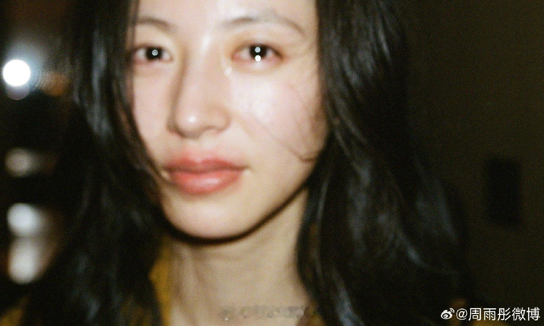 周雨彤破碎感写真 大寒的温柔被 承包了❄️ 最新破碎感写真氛围感拉满，眉眼间的清