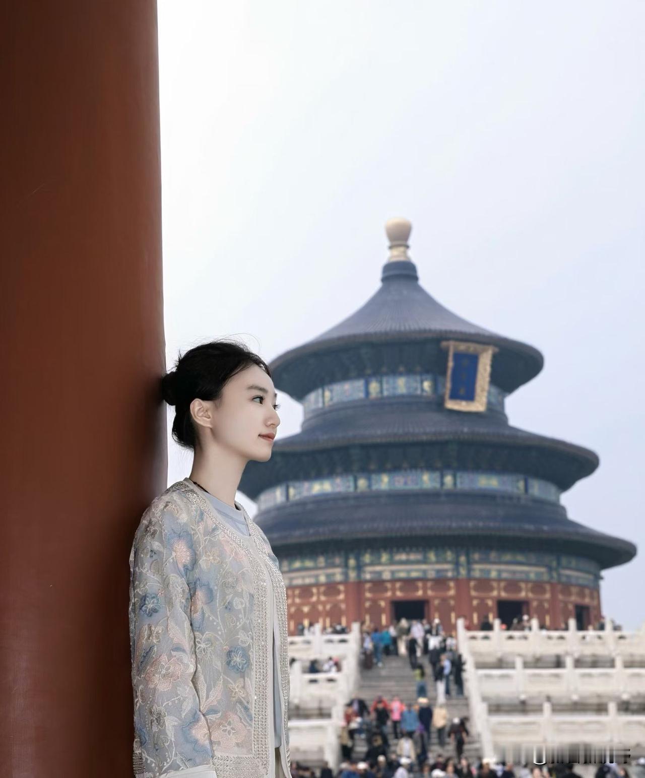在故宫的壮丽背景下，感受历史的沉淀与现代的融合一座城市应该如何打造自己的名片? 