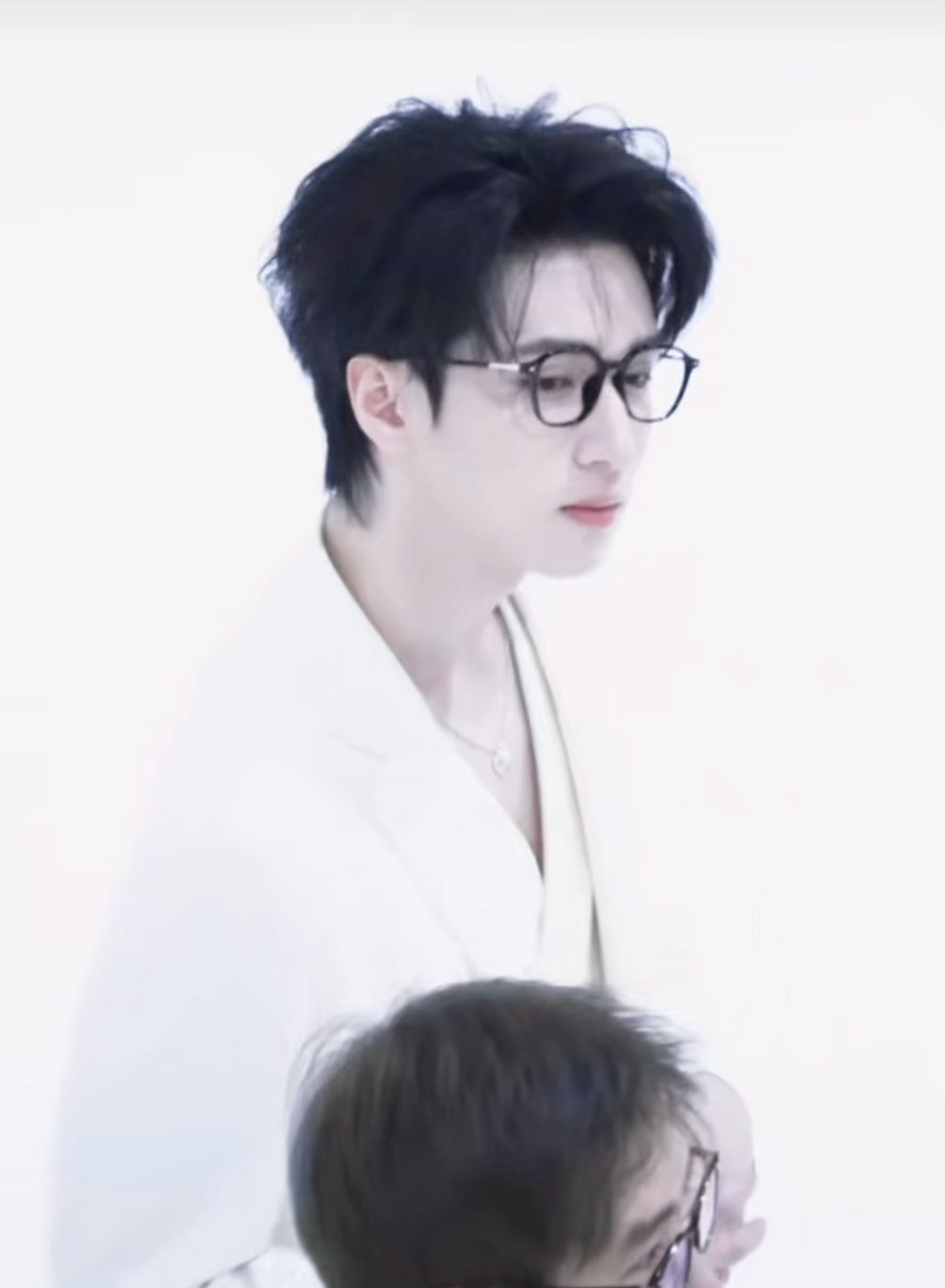 这个眼神…勾si我了，我直接跪下喊爸爸🥵严浩翔 楼颜一 ​​​