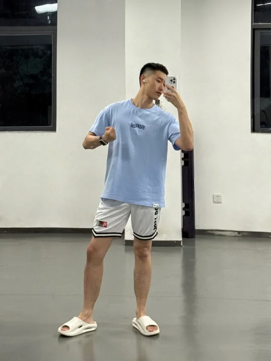今天是递毛巾小哥