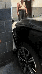 小伙喜提新车，
还没到家就一头撞在墙角，
下水管默默承受了所有。