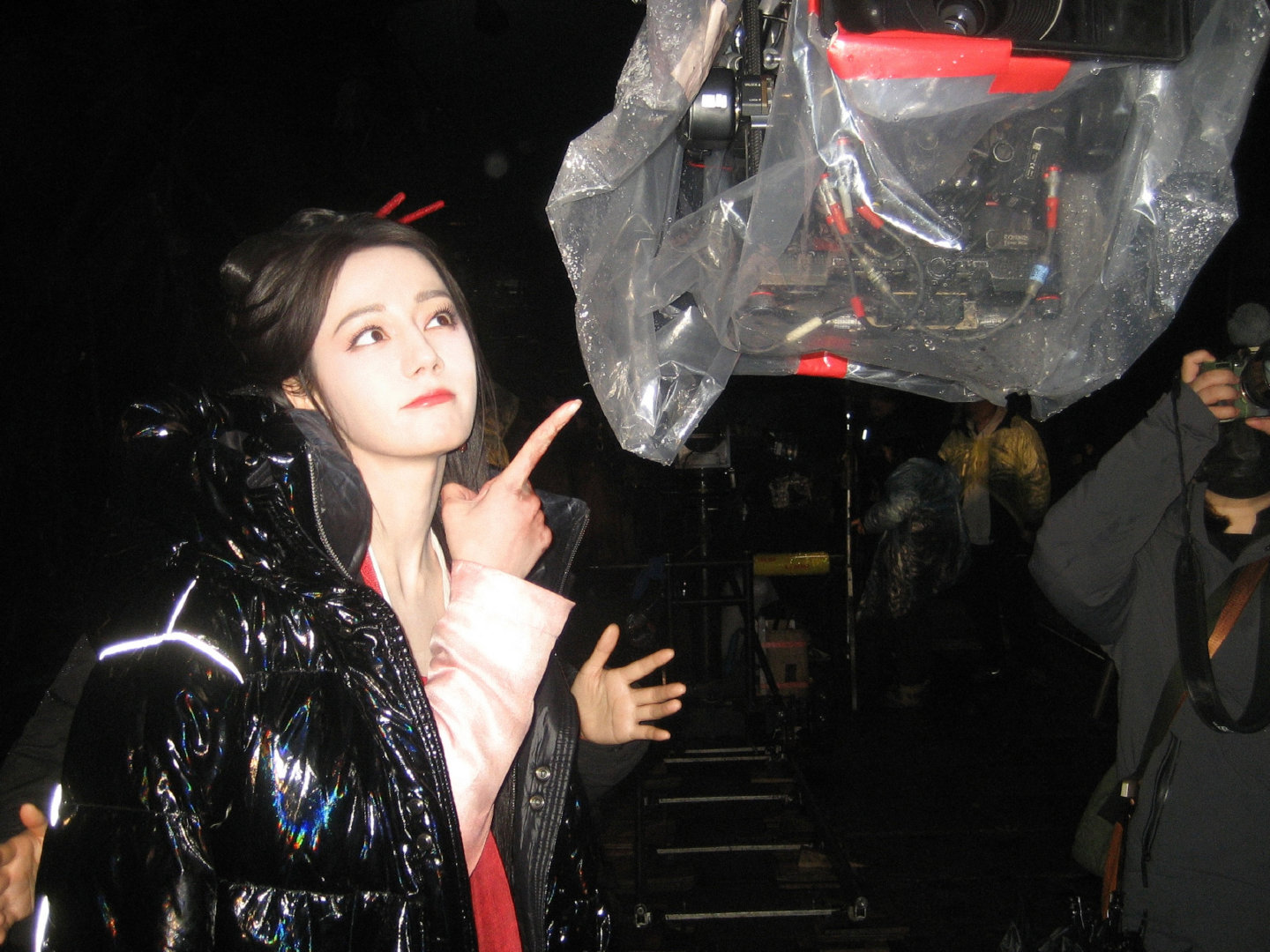 迪丽热巴片场碎片投递 迪丽热巴现代版贺思慕抓拍成功 是谁抓拍的迪丽热巴《白日提灯