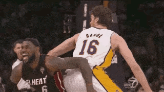 有谁能告诉我，这是不是AI？
因为这夸张的嚎叫动作，感觉不像是人类能做出来的样子