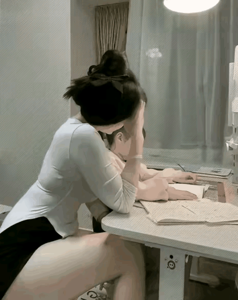 台灯晕染出暖黄的光晕，笔尖划过纸页沙沙作响，

妈妈的目光裹着暖意，落在孩子倔强