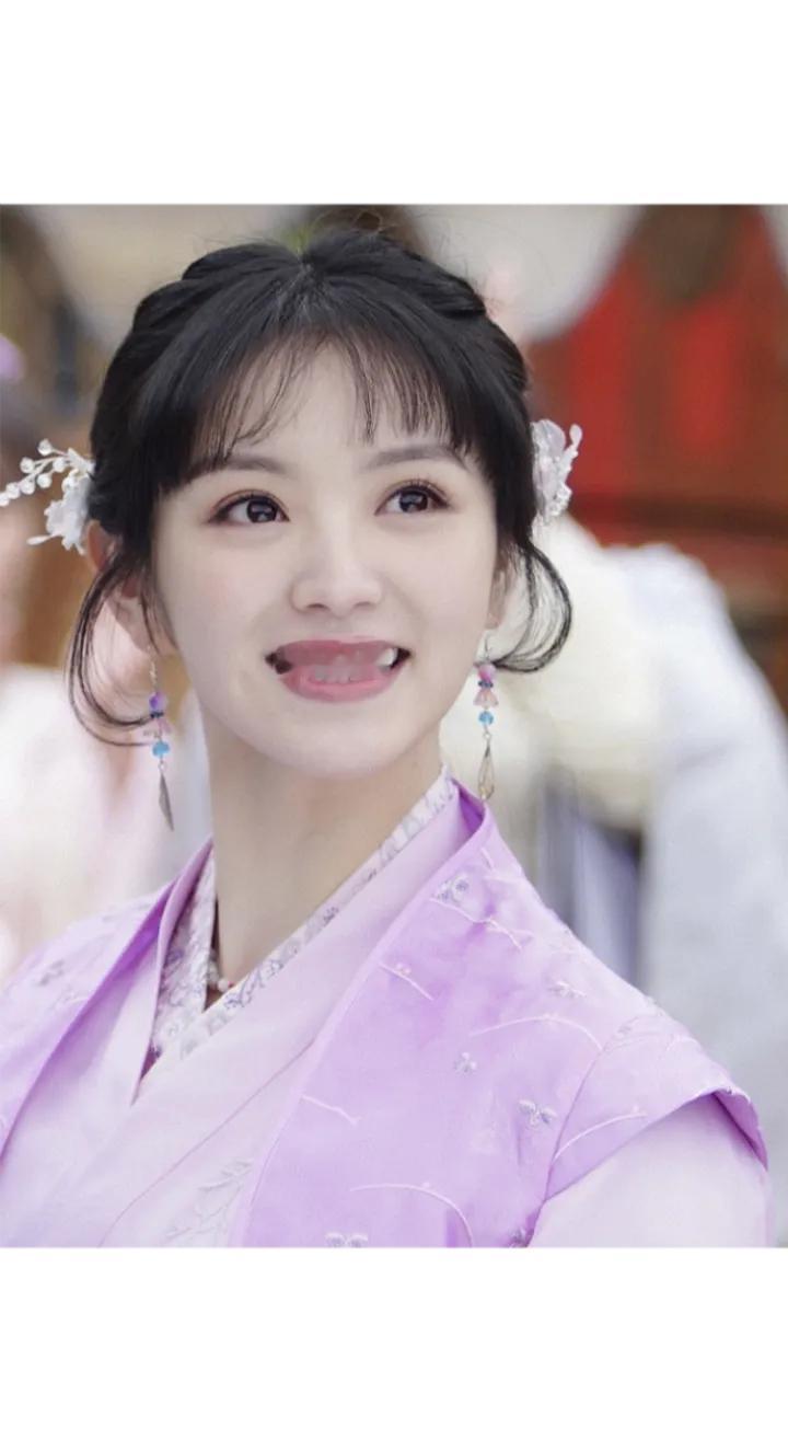 田曦薇：甜妹形象下的智慧与底线

田曦薇，一个以甜美形象著称的女艺人，她的笑容如