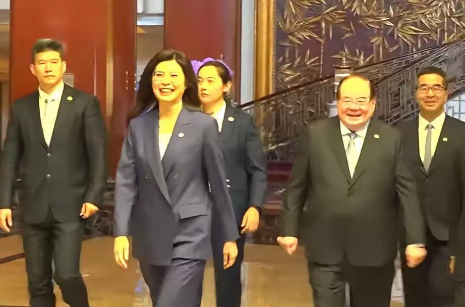 郑丽文赴人民大会堂，全程乘坐国产宇通国宾车。

以前咱们接待贵宾，用的都是日本丰