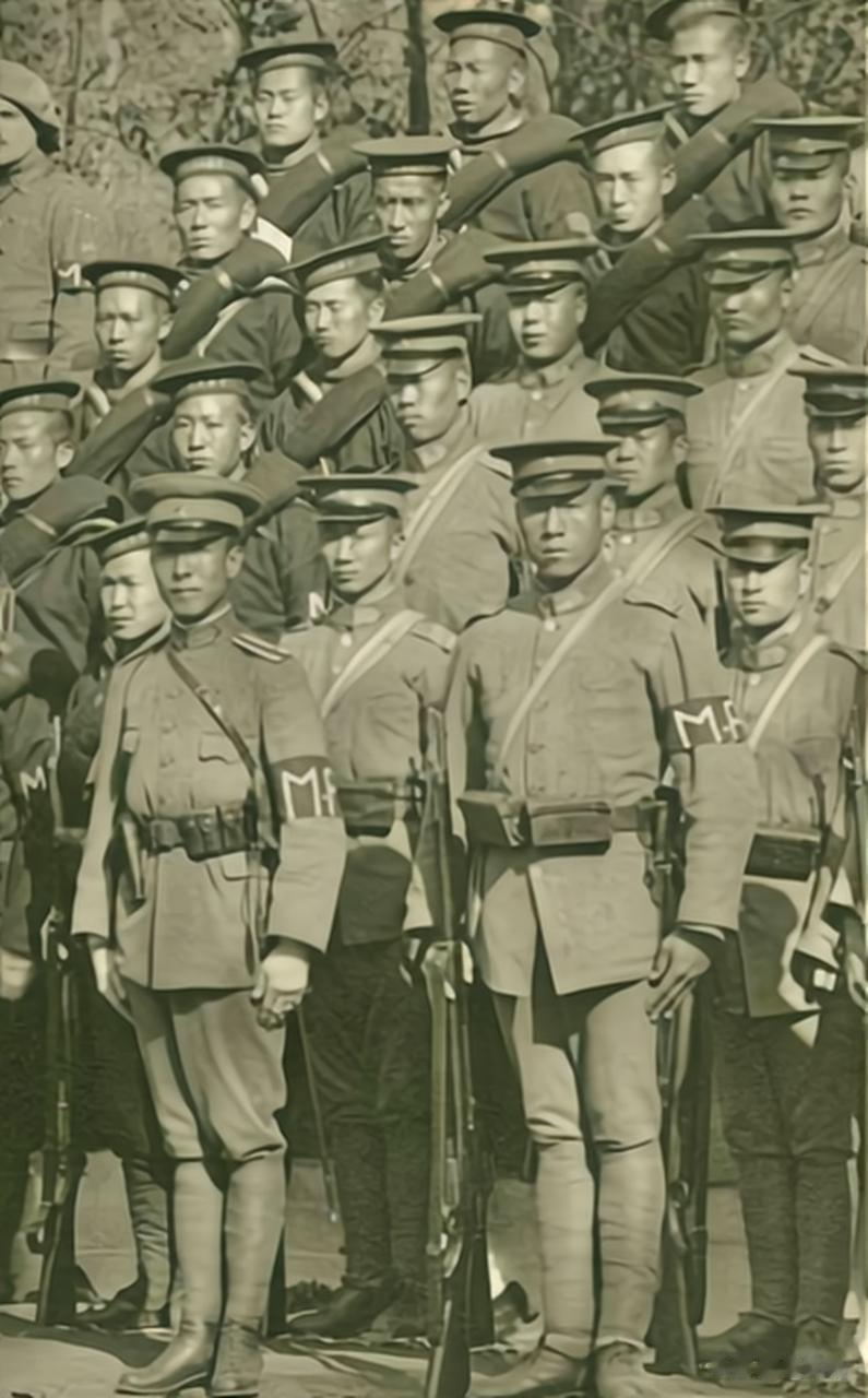 
1917年俄国十月革命后，政局动荡，北京政府随日、美各国以护侨名义派海容舰前往