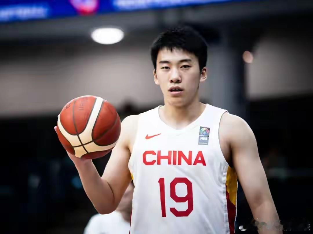 中国男篮王俊杰何许人也？在中国男篮对阵澳大利亚热身赛当中，王俊杰，呃成为中国男篮
