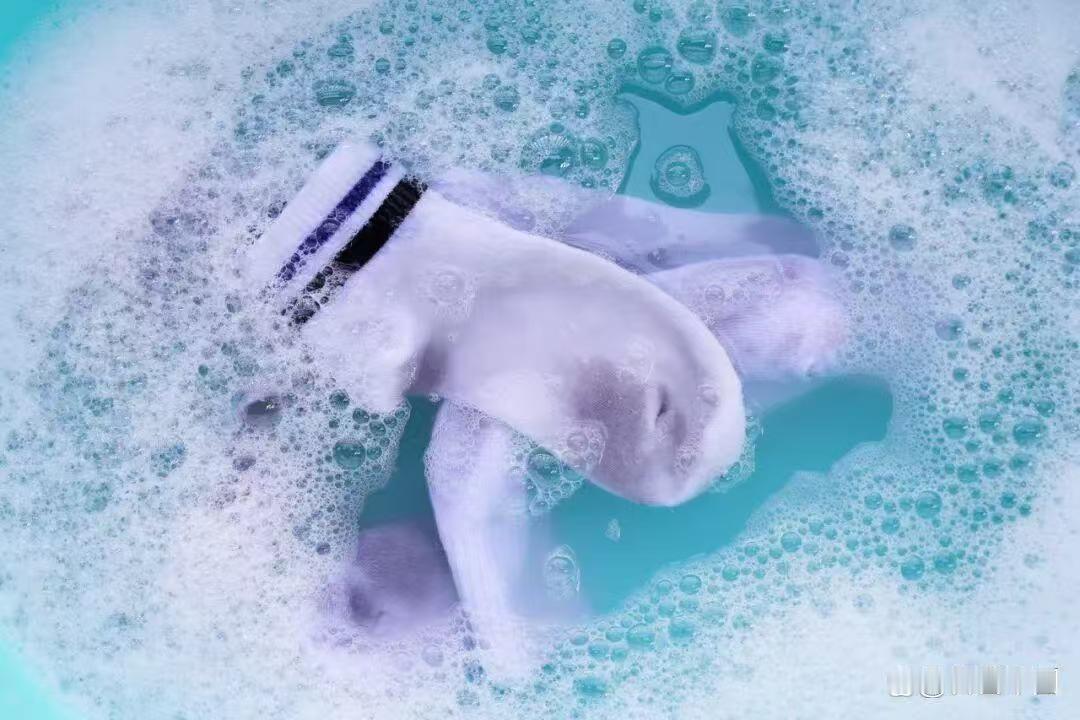 洗袜子翻不翻面，这个听起来像家庭伦理级别的争论，硬生生被一项科学研究拉扯到了显微