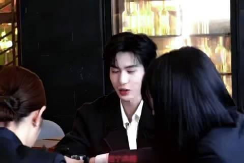 张凌赫别试探了你的设计很有市场 《逐玉》的拉脸吻第一次在预告里出现的时候就得到了