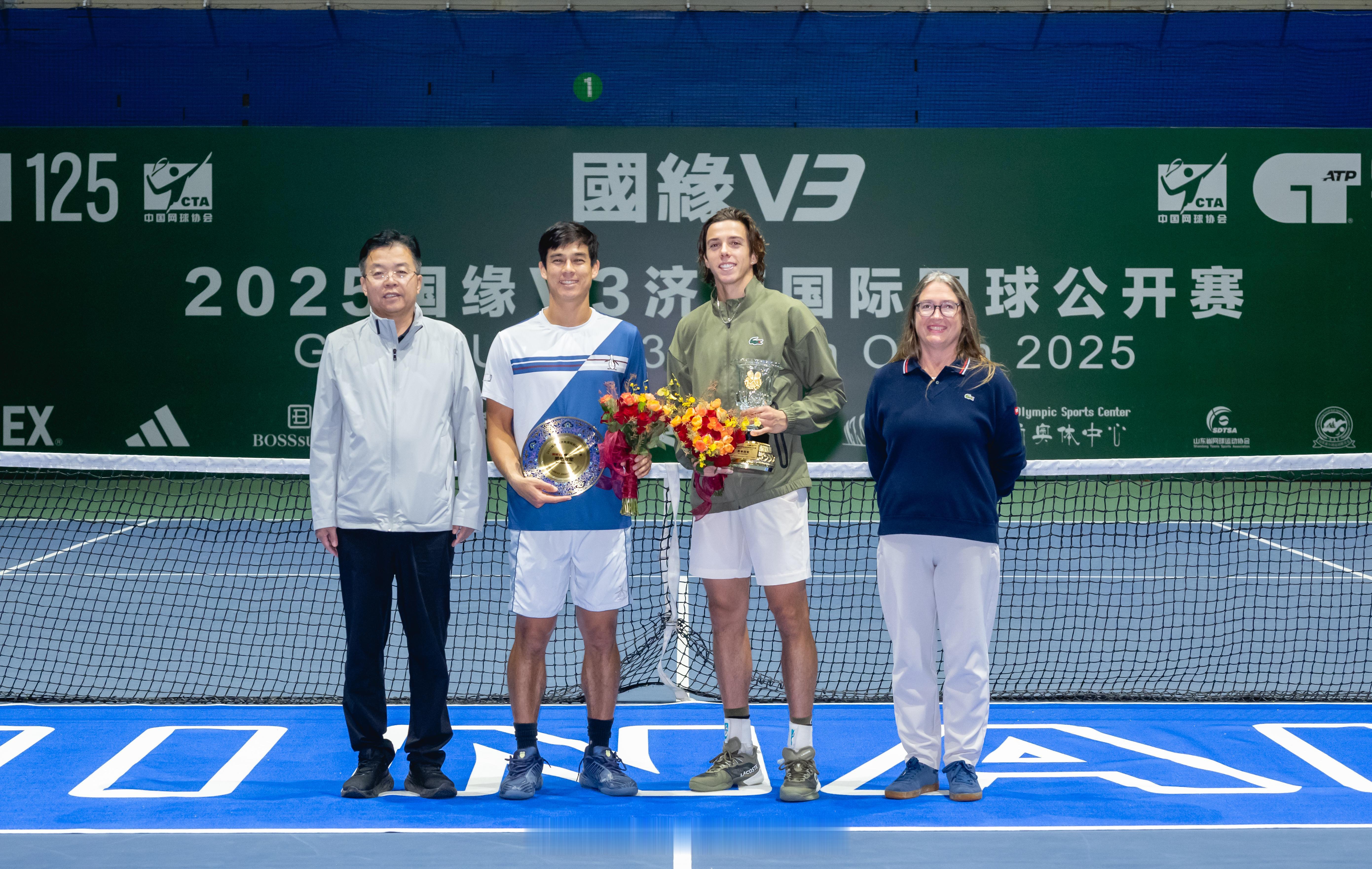 2025济南国际网球公开赛 男单决赛在济南奥体中心网球场圆满收官。卡佐凭借稳定发