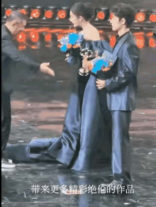 要不是肖战拉着，不知道大佬要把杨幂的裙子踢到什么时候。
大佬给杨幂和肖战颁奖，可