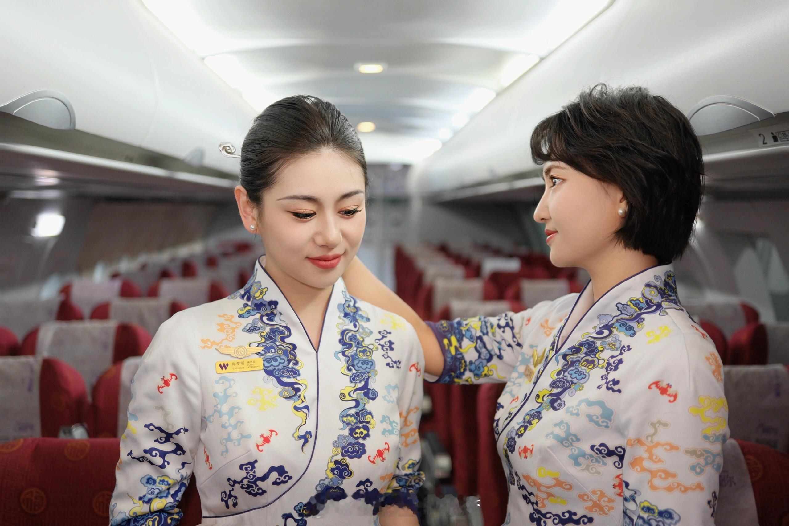海航空姐统一戴长发簪遭质疑不安全 说实话，这事挺典型的“咸吃萝卜淡操心”。空姐戴