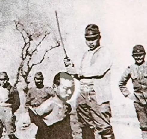 历史铁证，
愤怒曝光:
那个双手举刀，
屠杀中国平民的少佐，
正是高市早苗的祖父