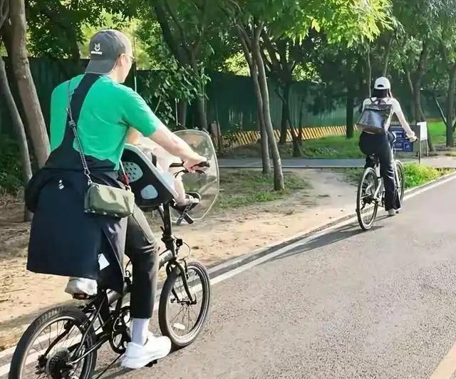 北京东坝偶遇陈伟霆何穗带娃骑行，没有保镖助理跟随，这种接地气的生活方式为何备受好