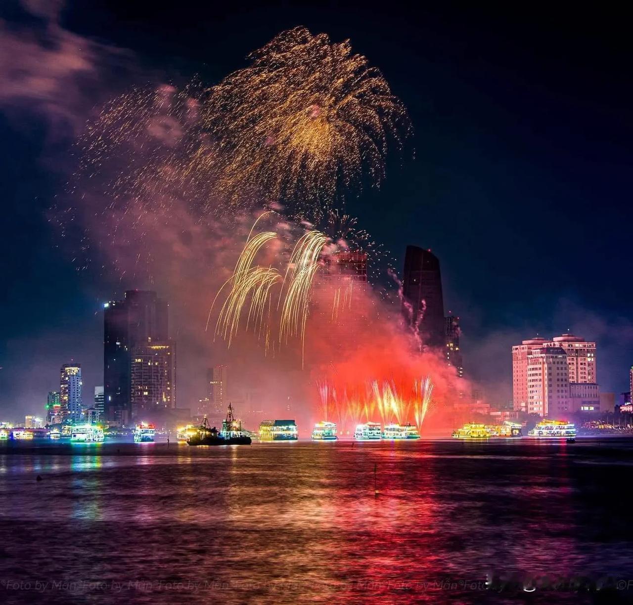 越南峴港正式在三個地點舉辦新年煙火表演。 
- 龍橋
- 東海公園
- 漢江：沿