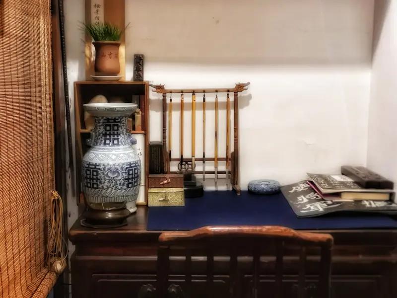 上联：陋室抚琴，漫赏清风明月
下联：明堂读书，细悟圣德贤心           