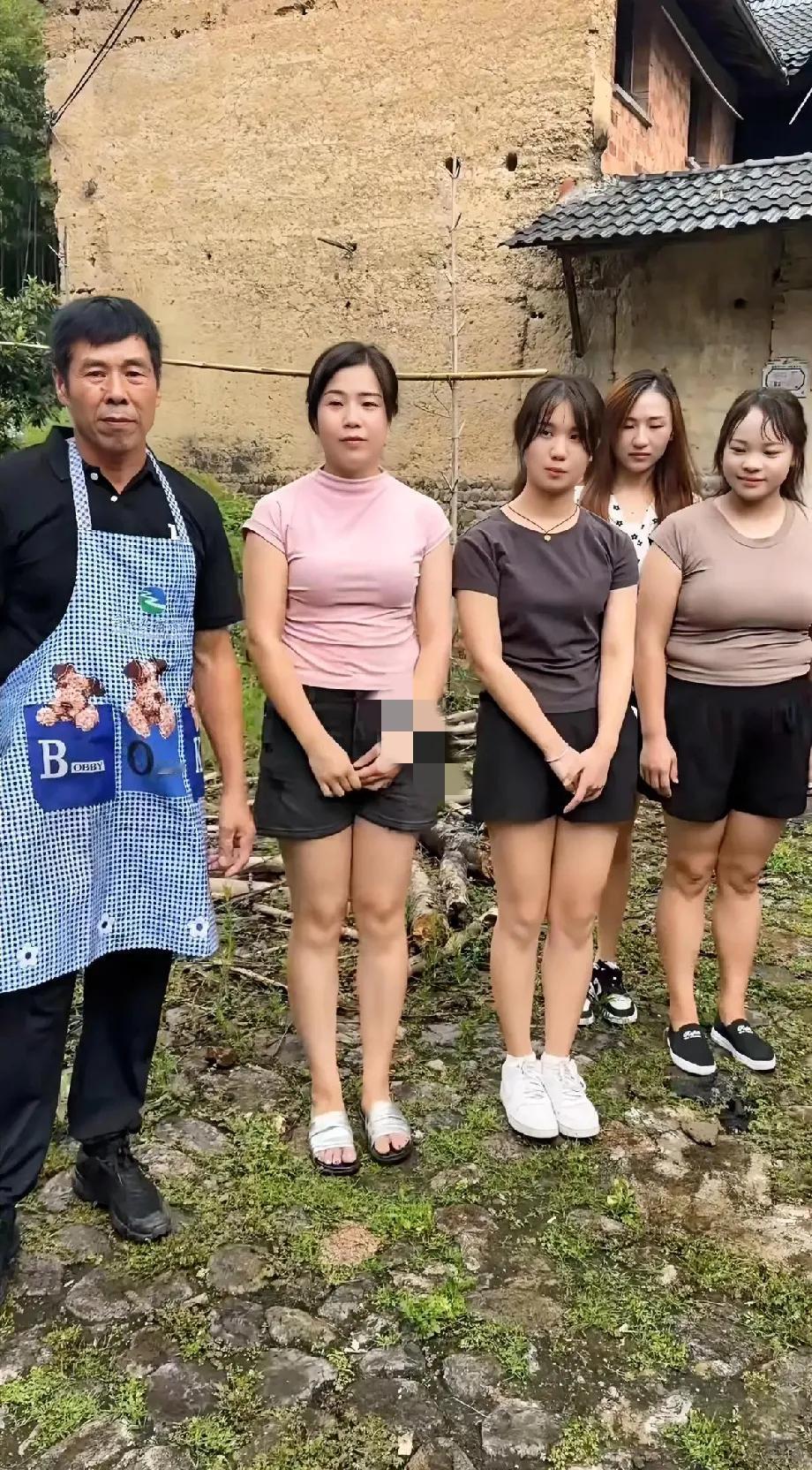 网友:
农村生四个女儿，被人家笑话没有儿子，女儿难道就不会给父母养老吗？[wha