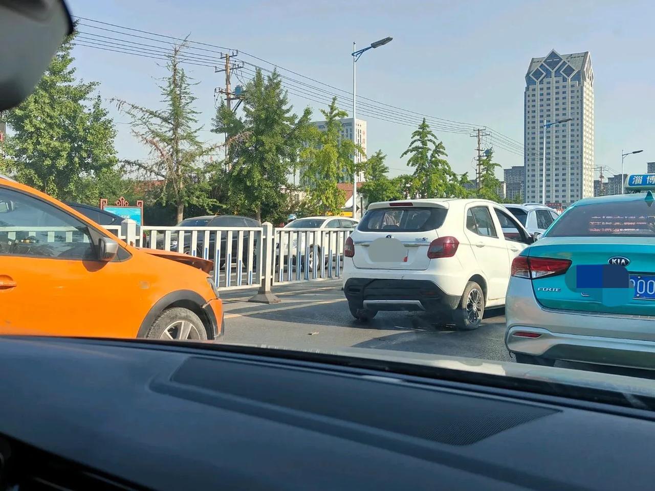 老头乐这么硬吗？被追尾一点事都没有，反而后车问题挺严重，后车（合资车）品牌已打码