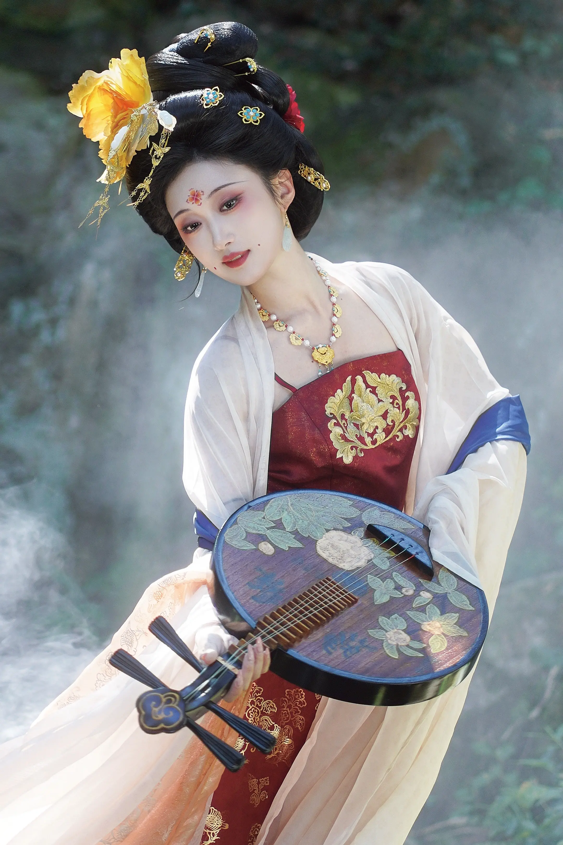 云想衣裳花想容。