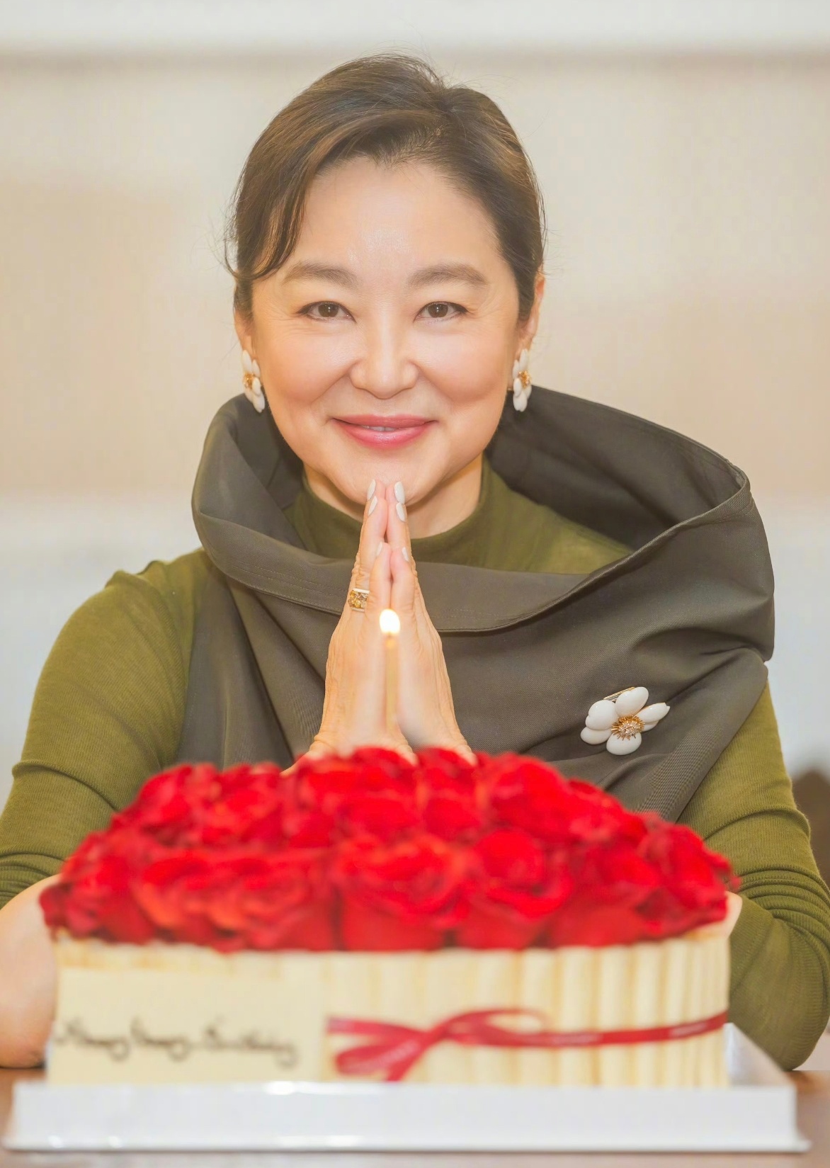 林青霞71岁庆生照林青霞竟然都71了，在我印象中感觉就应该是四、五十岁的那种！[