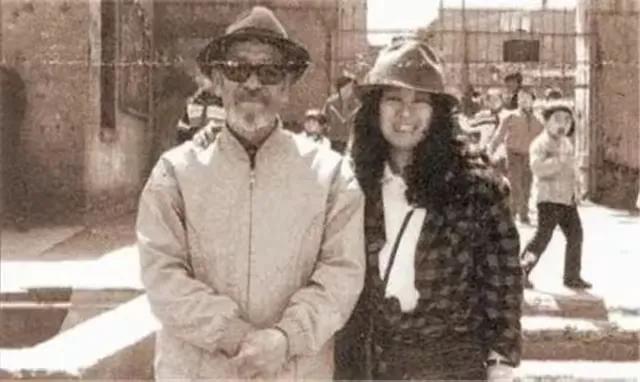 1990年，47岁的三毛死死地抱住年近80的王洛宾，她哭成了泪人：“谁我都不要，