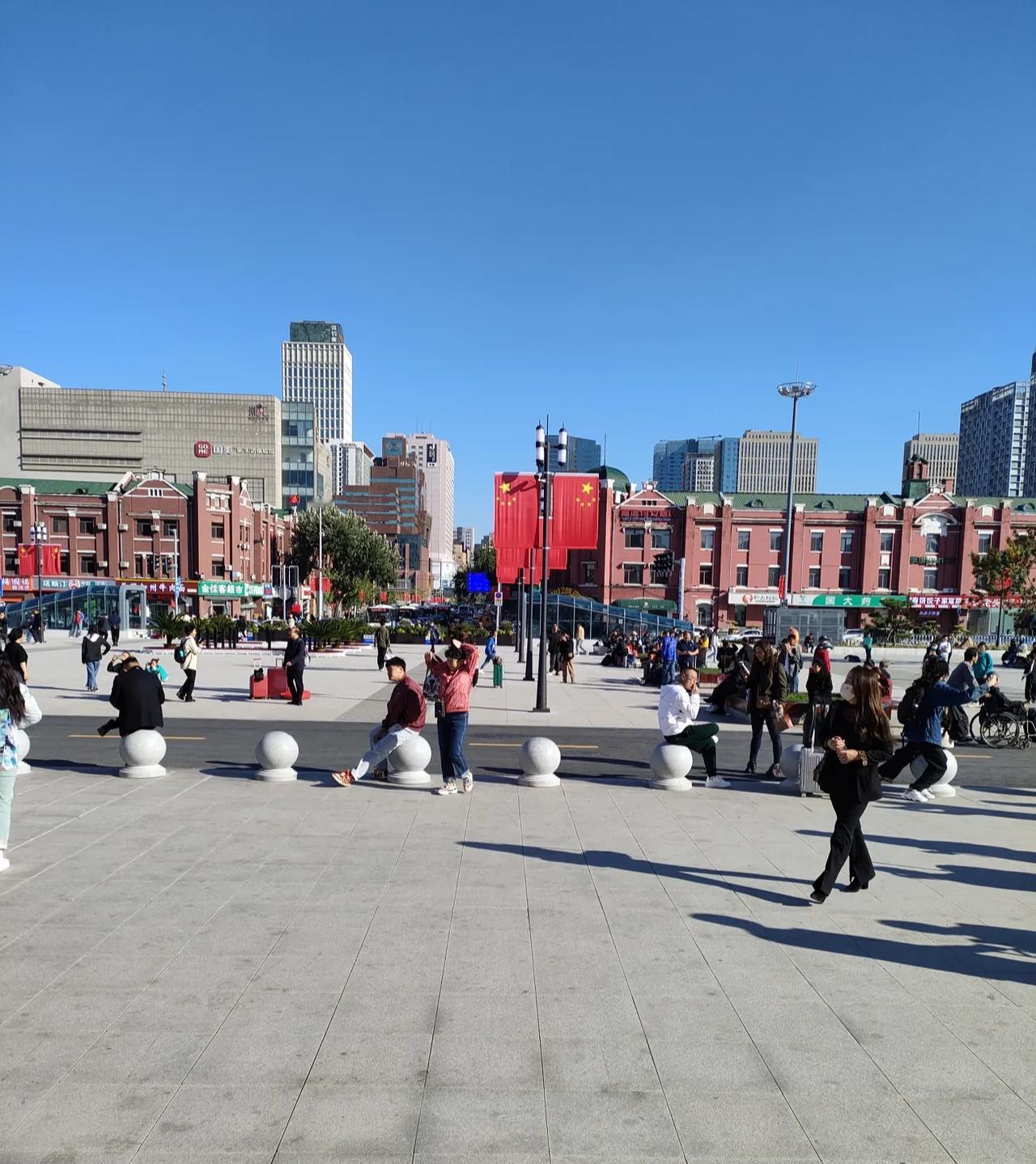 10.2日的沈阳中街，人头攒动。
我选择今天出行，就是想去感受一下沈阳十一假期的