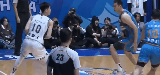 郭昊文打的太自信了，三分抬手就有，祝铭震三分续上火力，南京开局一波流




南