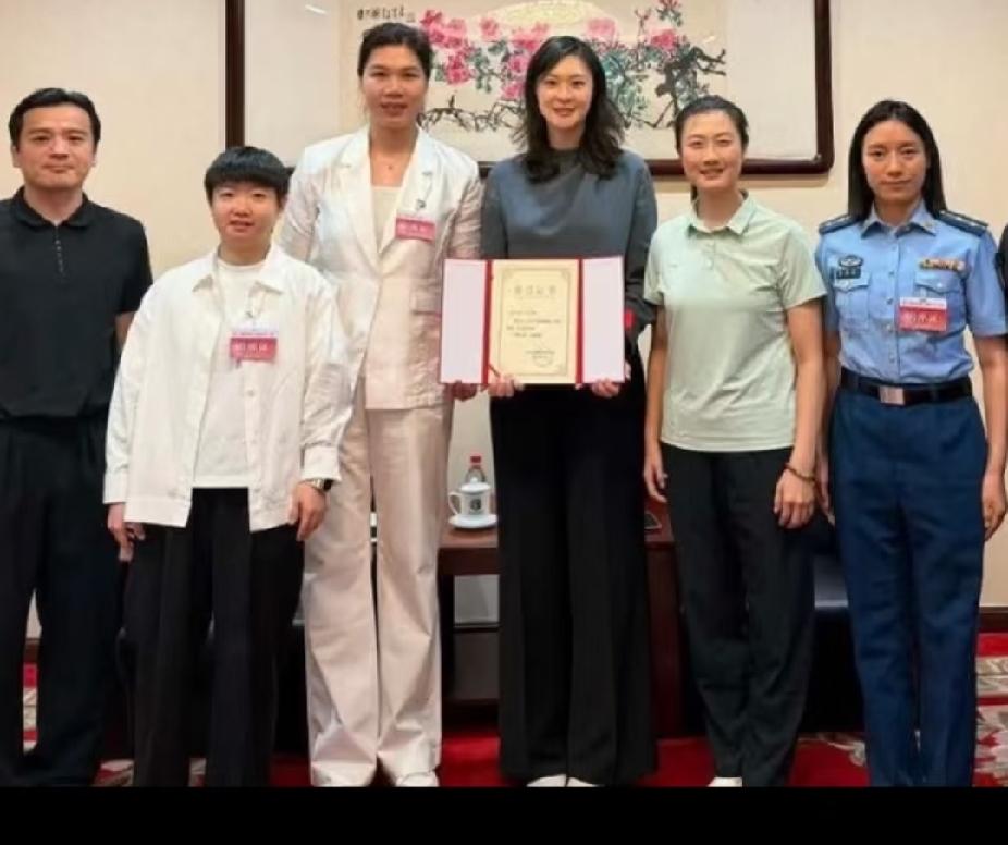 刷到珍贵合照，孙颖莎出席全国青年联合活动，和徐云丽、惠若琪、丁宁一众优秀运动员同