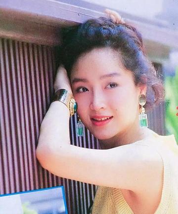 1984年，26岁的恬妞嫁给了印尼富豪，结婚当晚，她才知道老公已经有了一个妻子，